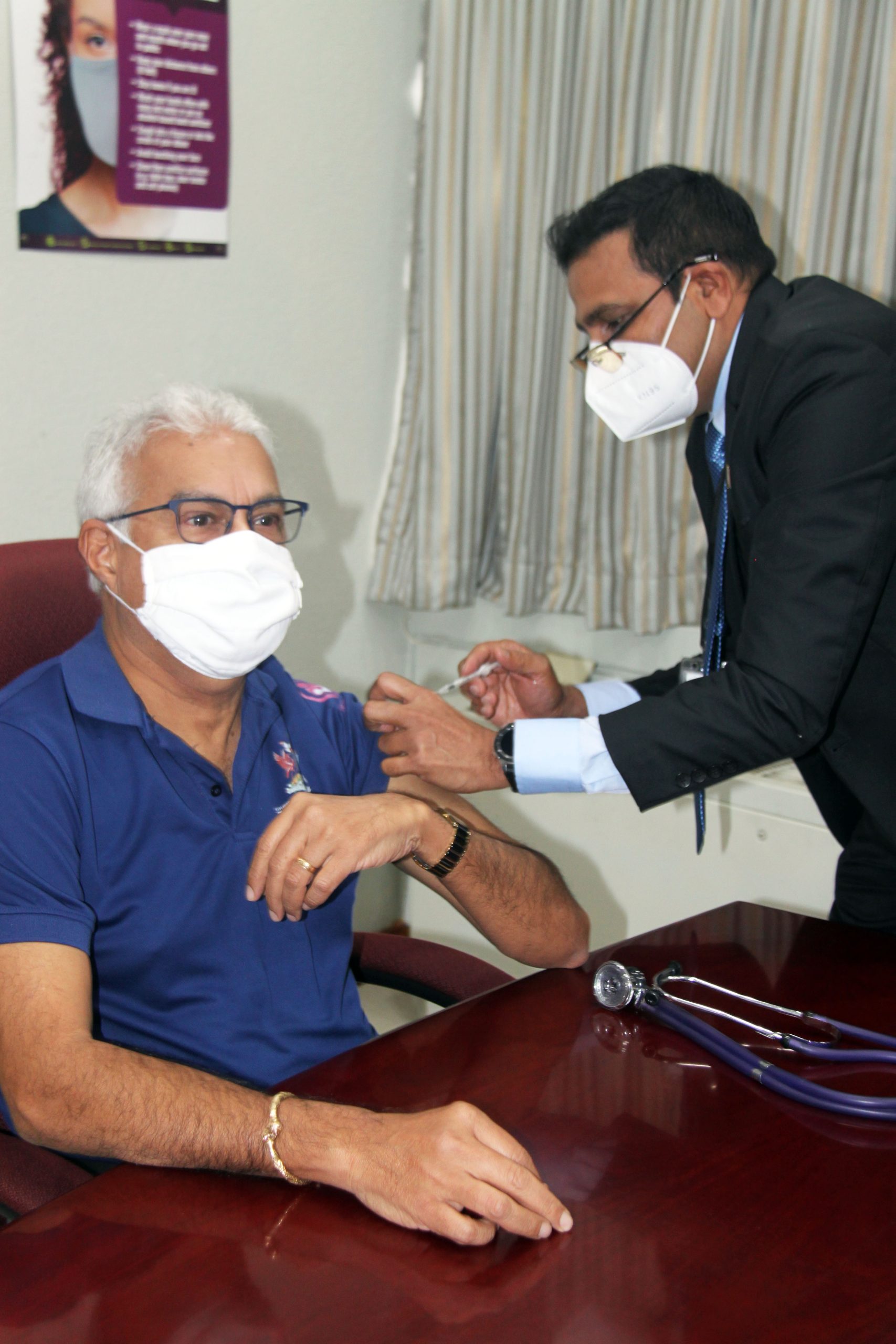Minister Receives Flu Vacc 2
