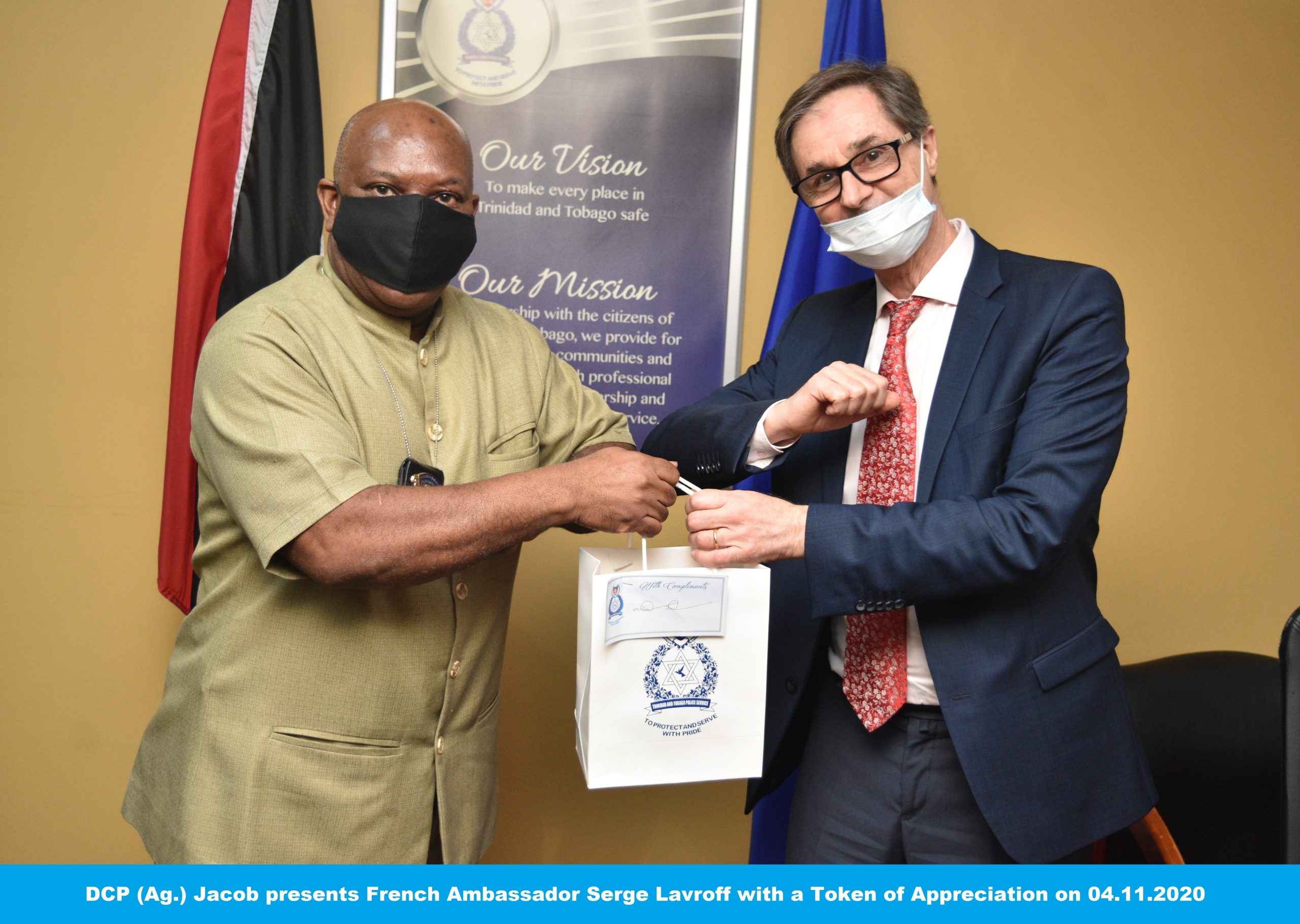 Photo 1- DCP (Ag.) Jacob Presents with French Ambassador Serge Lavroff with a Token of Appreciation on 04.11.2020