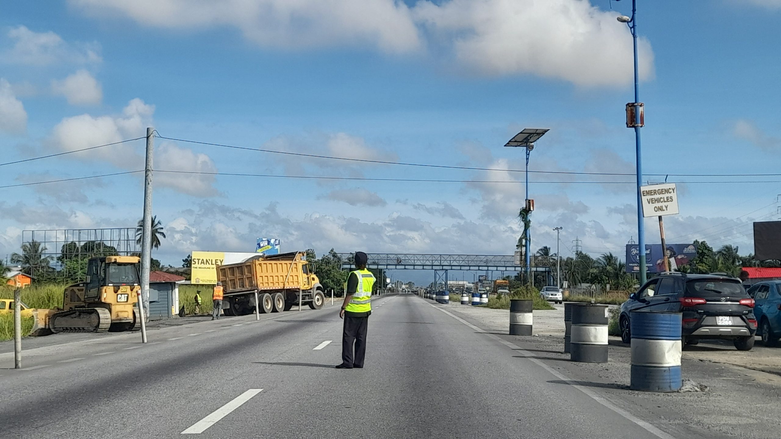 A police officer directs traffic along the north bound lane of the Solomon Hochoy Highway approaching Chaguanas. AZP News/Sue-Ann Wayow