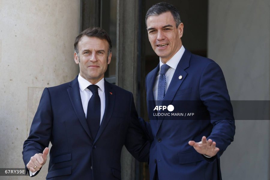 Caption: France's President Emmanuel Macron and Spain's Prime Minister Pedro Sanchez
