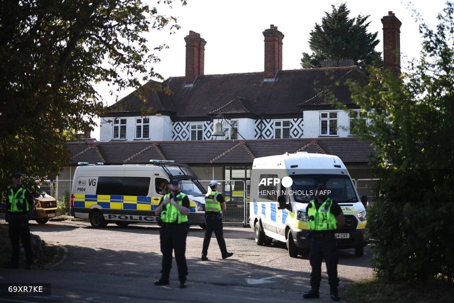 Capttion: Police officers stand outside the The Bell Hotel, believed to be housing asylum seekers, in Epping, northeast of London, on August 8, 2025, as protests are expected from far right groups