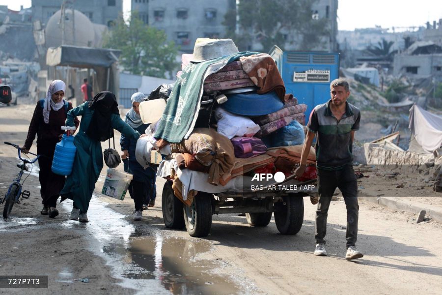 alestinians flee with their belongings the Abu Iskandar neighbourhood of northern Gaza City on August 22, 2025